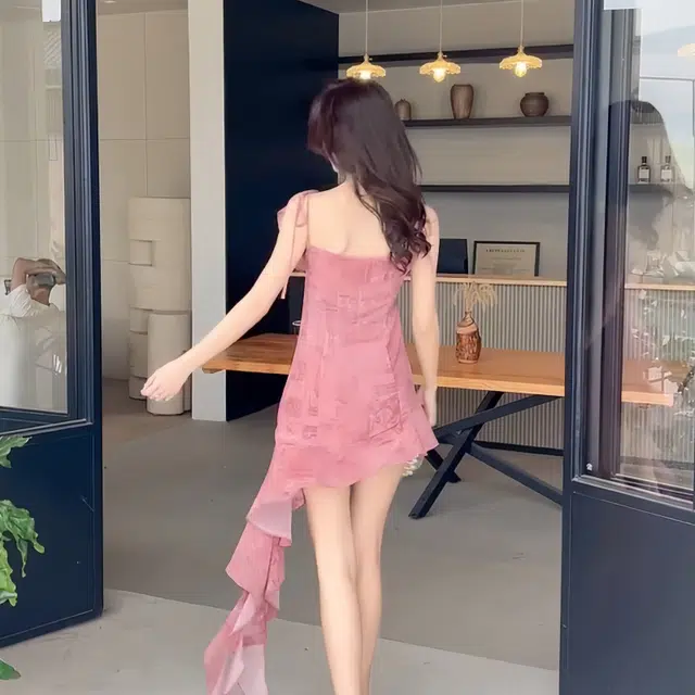 果瑱 法式高级感性感辣妹穿搭人鱼姬荷叶边飘带不规则设计小众飘逸出片吊带连衣裙 女款