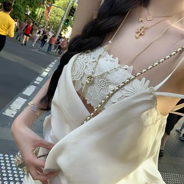 果瑱 时尚舒适性感辣妹风百搭简约性感镂空立体绣花系绳抽褶修身显瘦舒适透气气质优雅高级设计感镂空吊带连衣裙 女款