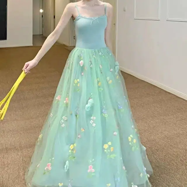 果瑱 法式高级感性感辣妹穿搭海边度假风纯欲氛围感花仙子森系小花刺绣网纱长裙吊带连衣裙 女款