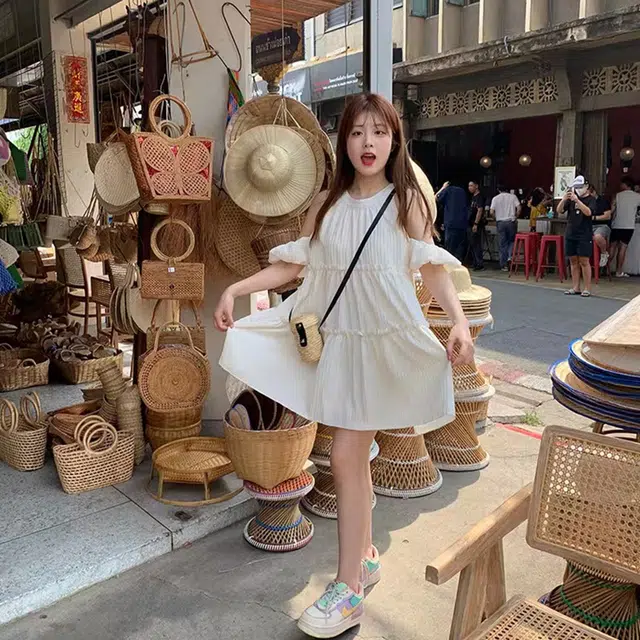 果瑱 穿搭甜美少女露肩海边氛围感拍照设计感裙子极简主义日常通勤时尚舒适迷人大方短袖连衣裙 女款