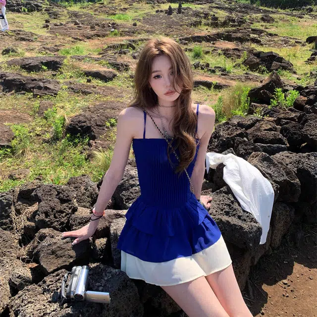 果瑱 法式辣妹风穿搭气质优雅克莱因蓝甜美少女温柔风小众拼接撞色收腰修身设计感简约时尚百搭吊带连衣裙 女款