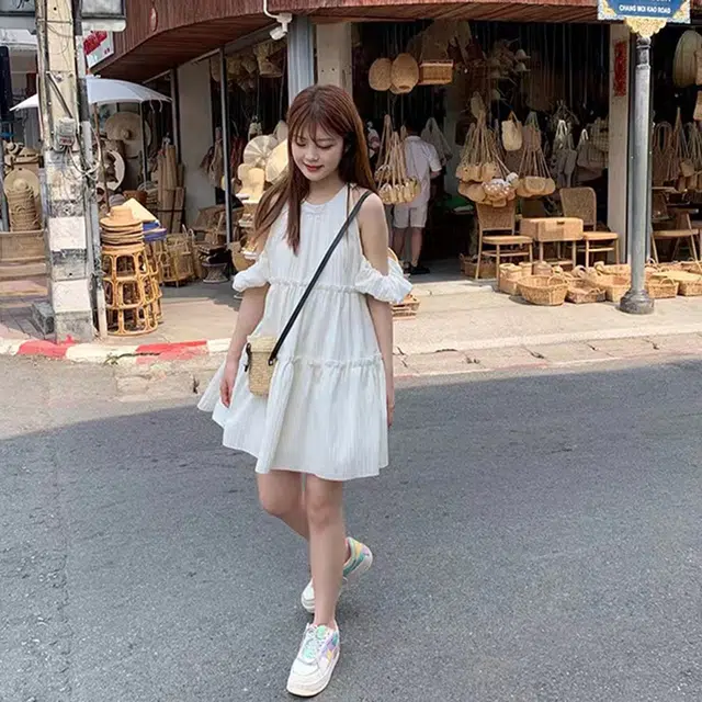 果瑱 穿搭甜美少女露肩海边氛围感拍照设计感裙子极简主义日常通勤时尚舒适迷人大方短袖连衣裙 女款