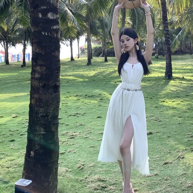 果瑱 法式高级感性感辣妹穿搭镂空挂脖海边度假穿搭优雅文艺风氛围感无袖连衣裙 女款