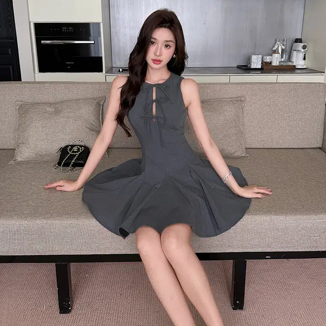 果瑱 法式高级感性感辣妹穿搭格调优雅简约高腰修身显瘦小众设计名媛格雷系灰色系带领背心拼接百褶短裙无袖连衣裙 女款