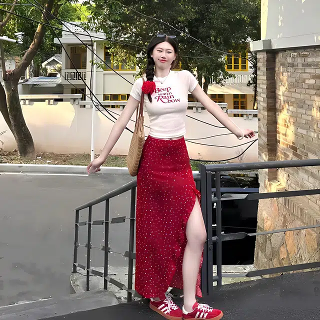 果瑱 圆领修身字母高级设计感上衣休闲短袖辣妹碎花包臀裙度假风高开叉不规则设计潮流简约时尚独特小众裙装套装 女款