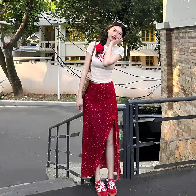 果瑱 圆领修身字母高级设计感上衣休闲短袖辣妹碎花包臀裙度假风高开叉不规则设计潮流简约时尚独特小众裙装套装 女款