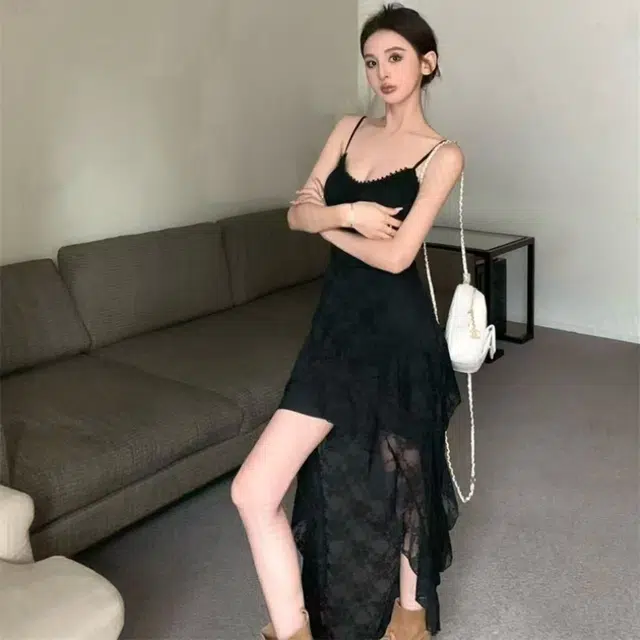 果瑱 法式高级设计感蕾丝拼接荷叶边不规则吊带连衣裙 女款 黑色