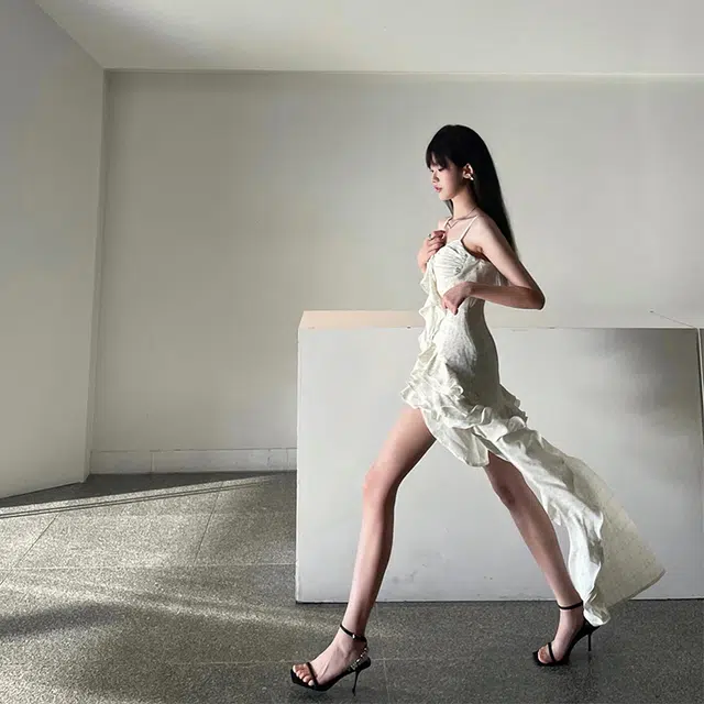 果瑱 气质优雅性感修身乖乖女聚会穿搭仙女长裙不规则层次感吊带连衣裙 女款