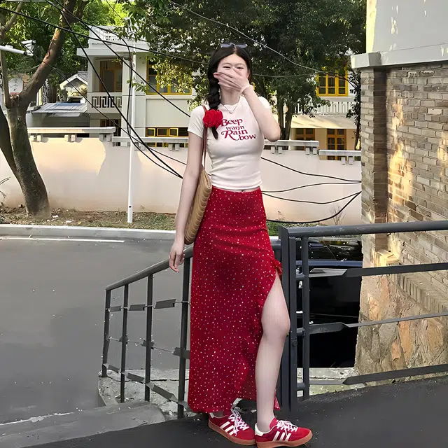 果瑱 圆领修身字母高级设计感上衣休闲短袖辣妹碎花包臀裙度假风高开叉不规则设计潮流简约时尚独特小众裙装套装 女款