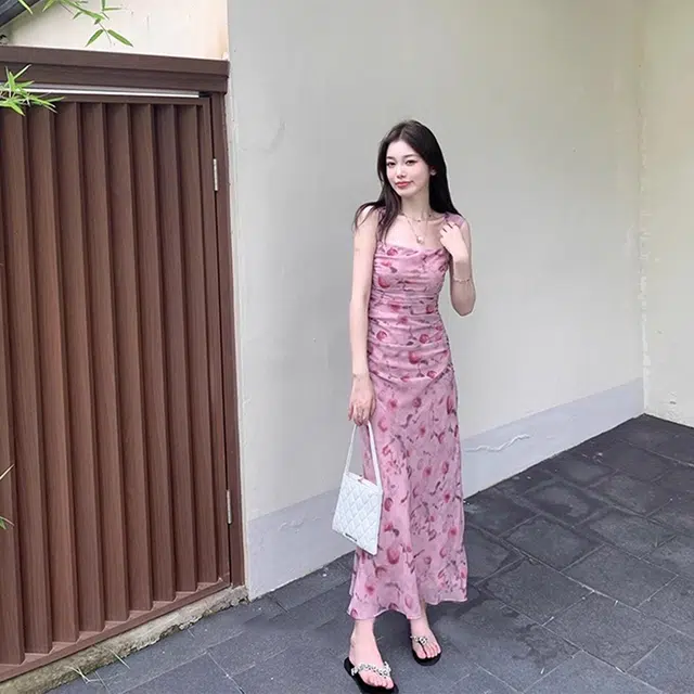 果瑱 极简主义法式气质优雅慵懒温柔修身碎花褶皱长款宽肩带收腰方领吊带连衣裙 女款