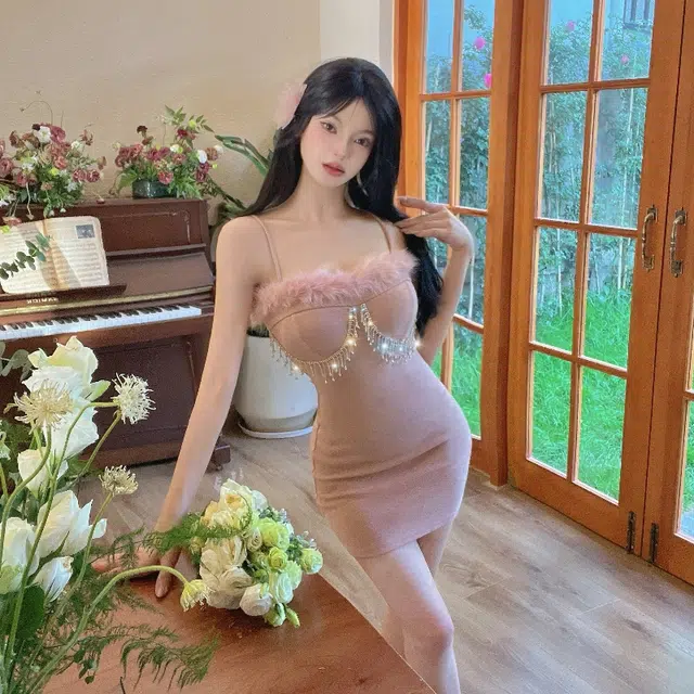 果瑱 韩系甜美设计高级感水钻纯欲收腰显瘦包臀短款法式名媛性感毛毛拼接裙质感穿搭浪漫可爱吊带连衣裙 女款