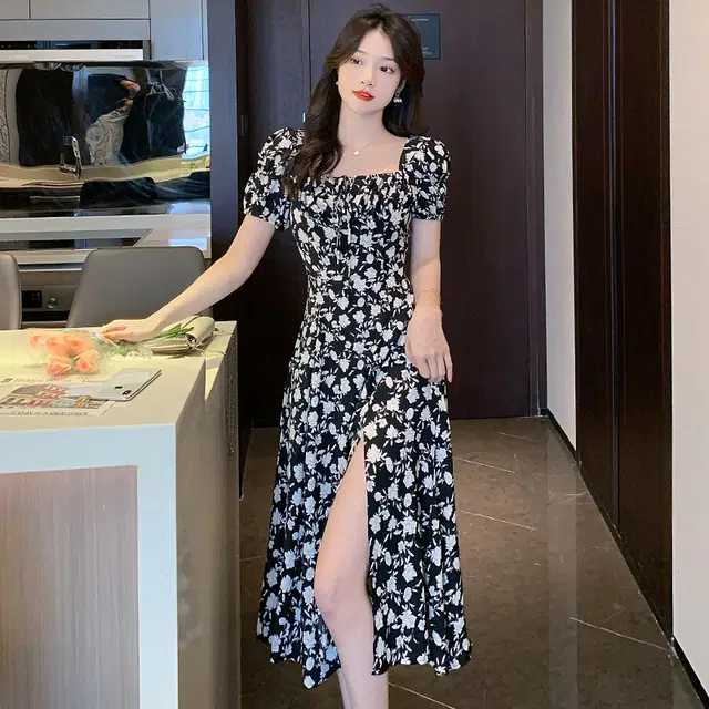 果瑱 法式高级感性感辣妹穿搭甜酷小众黑色碎花方领泡泡袖高开叉设计遮肉显瘦中长裙短袖连衣裙 女款