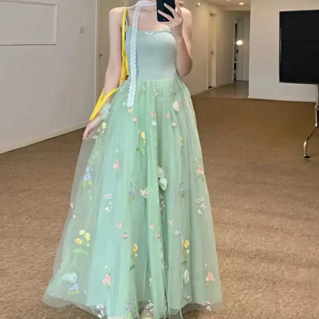 果瑱 法式高级感性感辣妹穿搭海边度假风纯欲氛围感花仙子森系小花刺绣网纱长裙吊带连衣裙 女款