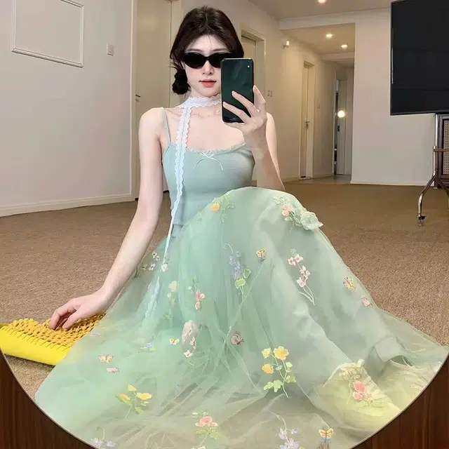 果瑱 法式高级感性感辣妹穿搭海边度假风纯欲氛围感花仙子森系小花刺绣网纱长裙吊带连衣裙 女款