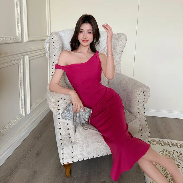 果瑱 千金风质感穿搭性感辣妹极简主义气质法式优雅纯欲露肩玫红色压褶修身收腰百搭斜领包臀显瘦吊带连衣裙 女款
