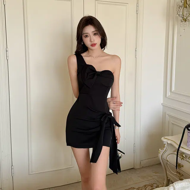 果瑱 时尚舒适优雅简约性感辣妹风迷人日常通勤休闲纯色一字领百搭高雅修身显瘦高腰气质小众设计感不规则裙摆无袖连衣裙 女款