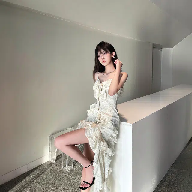 果瑱 气质优雅性感修身乖乖女聚会穿搭仙女长裙不规则层次感吊带连衣裙 女款