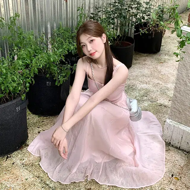 果瑱 法式复古优雅气质修身性感精致高端名媛时尚慵懒海边度假风浪漫仙女抹胸收腰修身显瘦垂感网纱粉色长裙子吊带连衣裙 女款