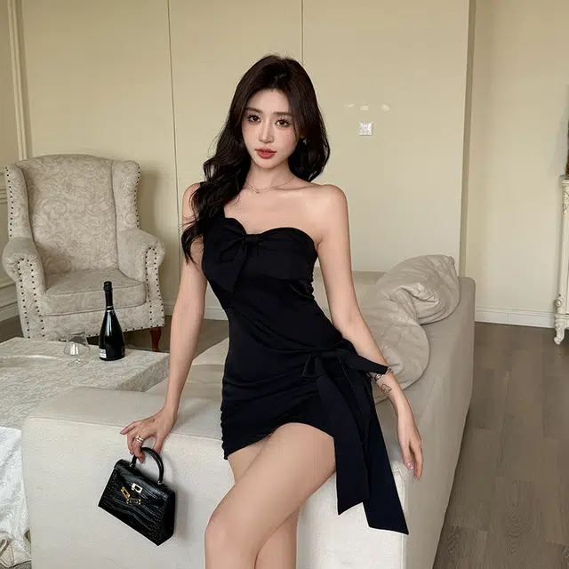 果瑱 时尚舒适优雅简约性感辣妹风迷人日常通勤休闲纯色一字领百搭高雅修身显瘦高腰气质小众设计感不规则裙摆无袖连衣裙 女款