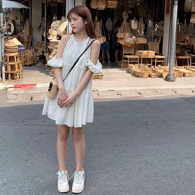 果瑱 穿搭甜美少女露肩海边氛围感拍照设计感裙子极简主义日常通勤时尚舒适迷人大方短袖连衣裙 女款