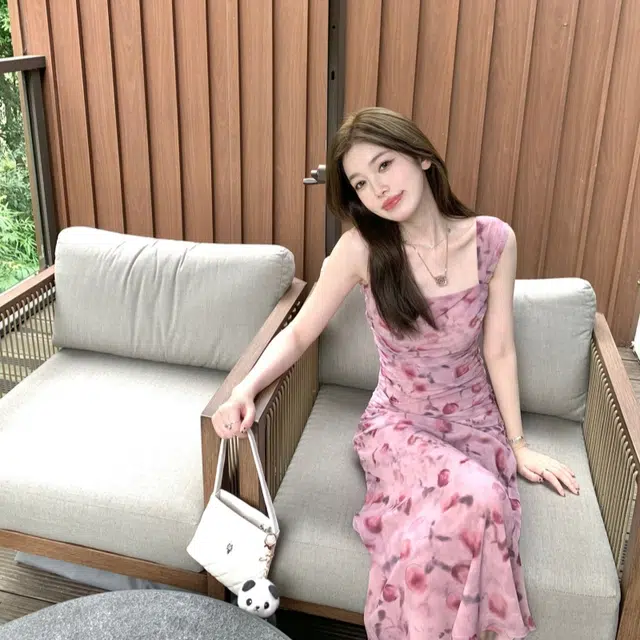果瑱 极简主义法式气质优雅慵懒温柔修身碎花褶皱长款宽肩带收腰方领吊带连衣裙 女款