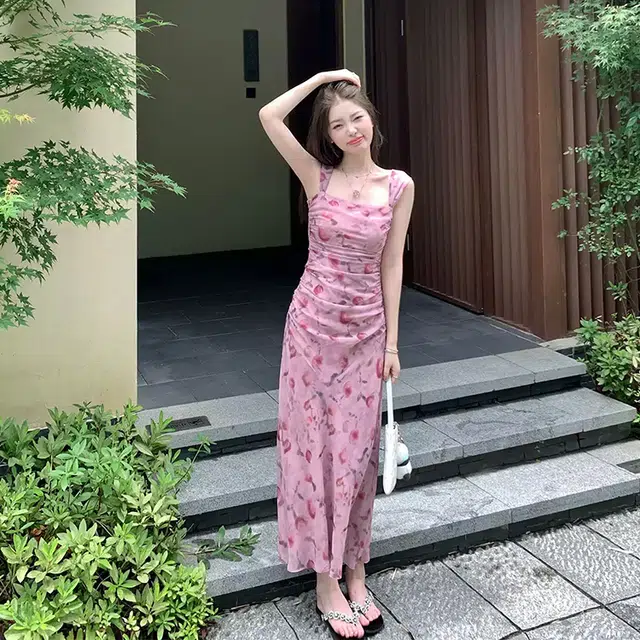 果瑱 极简主义法式气质优雅慵懒温柔修身碎花褶皱长款宽肩带收腰方领吊带连衣裙 女款