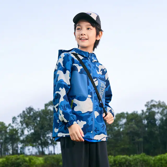 鸿星尔克儿童大衣 户外系列 连帽满印时尚简约长袖 欧泊蓝 青少年