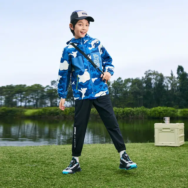 鸿星尔克儿童大衣 户外系列 连帽满印时尚简约长袖 欧泊蓝 青少年