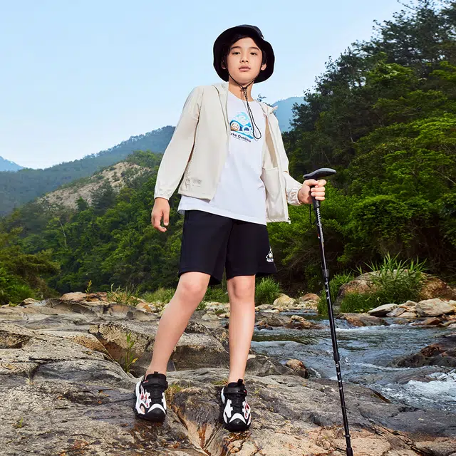儿童款 鸿星尔克儿童 纯色拉链连帽长袖防晒服 山巩白