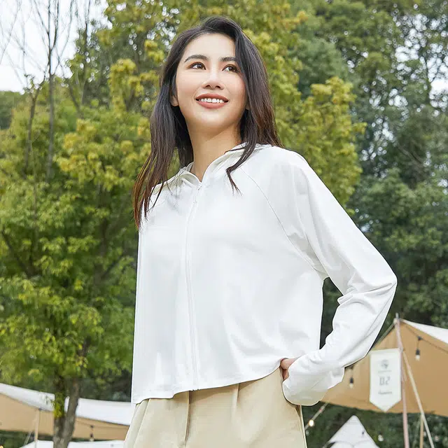 美力城 纯色薄款简约宽松休闲皮肤衣凉感透气宽松海边户外短款拉链连帽长袖防晒服 女款