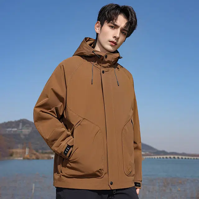 美力城 山系户外三防连帽抽绳高级感工装登山骑行百搭休闲夹克外套 男款