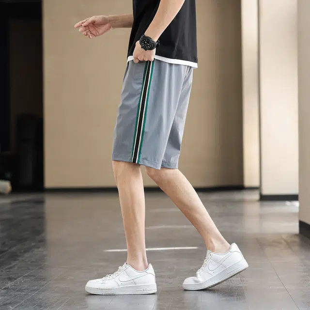 美力城 冰丝宽松侧边撞色拼接条纹速干透气篮球运动五分系带休闲短裤 男款