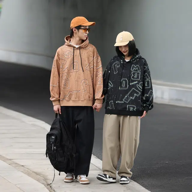 美力城 趣味镂空字母印花宽松套头长袖圆领连帽卫衣 男女同款