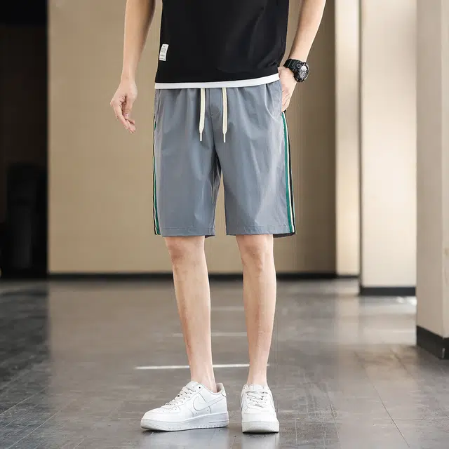 美力城 冰丝宽松侧边撞色拼接条纹速干透气篮球运动五分系带休闲短裤 男款