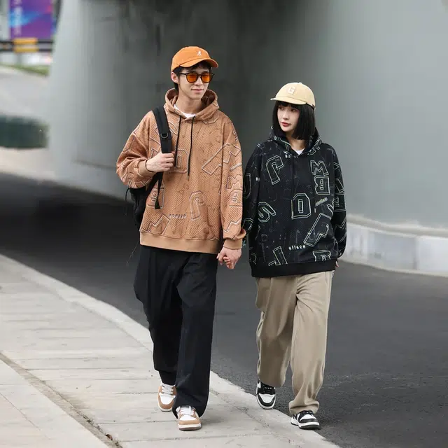 美力城 趣味镂空字母印花宽松套头长袖圆领连帽卫衣 男女同款