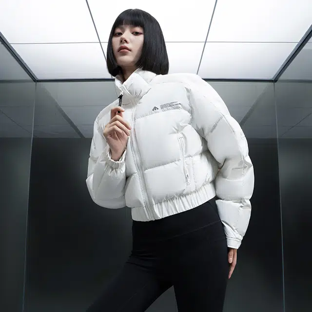 美力城 时尚潮流轻暖短款立领三防面料白鹅绒外套设计感高级感舒适百搭休闲长袖保暖锁温秋冬羽绒服 女款