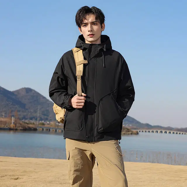 美力城 山系户外三防连帽抽绳高级感工装登山骑行百搭休闲夹克外套 男款
