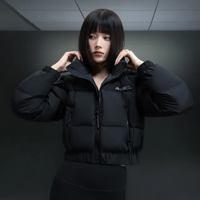 美力城 时尚潮流轻暖短款立领三防面料白鹅绒外套设计感高级感舒适百搭休闲长袖保暖锁温秋冬羽绒服 女款