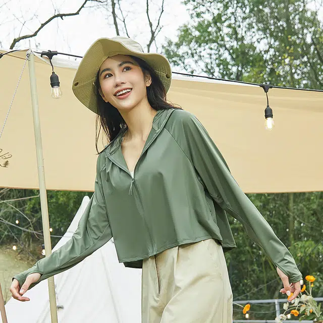 美力城 纯色薄款简约宽松休闲皮肤衣凉感透气宽松海边户外短款拉链连帽长袖防晒服 女款