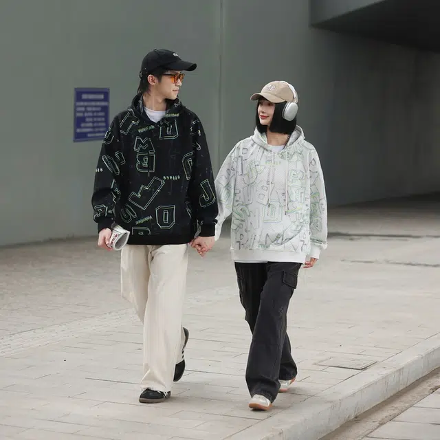 美力城 趣味镂空字母印花宽松套头长袖圆领连帽卫衣 男女同款