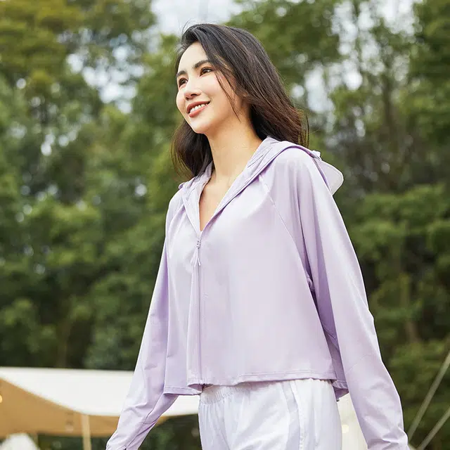 美力城 纯色薄款简约宽松休闲皮肤衣凉感透气宽松海边户外短款拉链连帽长袖防晒服 女款