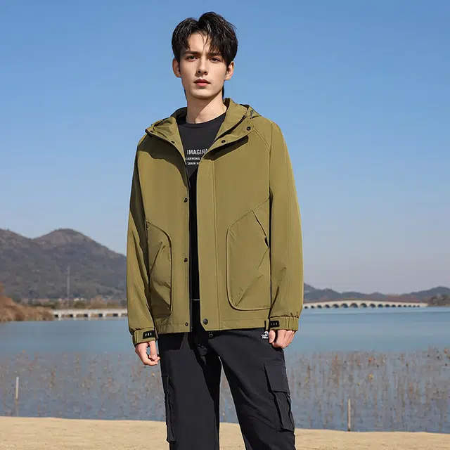 美力城 山系户外三防连帽抽绳高级感工装登山骑行百搭休闲夹克外套 男款