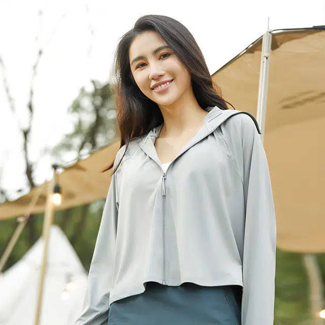 美力城 纯色薄款简约宽松休闲皮肤衣凉感透气宽松海边户外短款拉链连帽长袖防晒服 女款