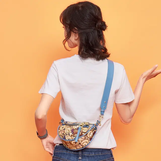 小熊依恋 胸包女简约宽肩带时尚少女斜挎包单肩运动包多色 提花布