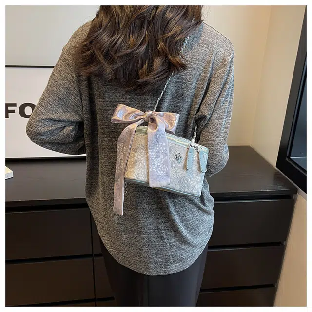 小熊依恋/链条单肩包 新款丝巾 斜挎女包 时尚盒子包 小众流行包包