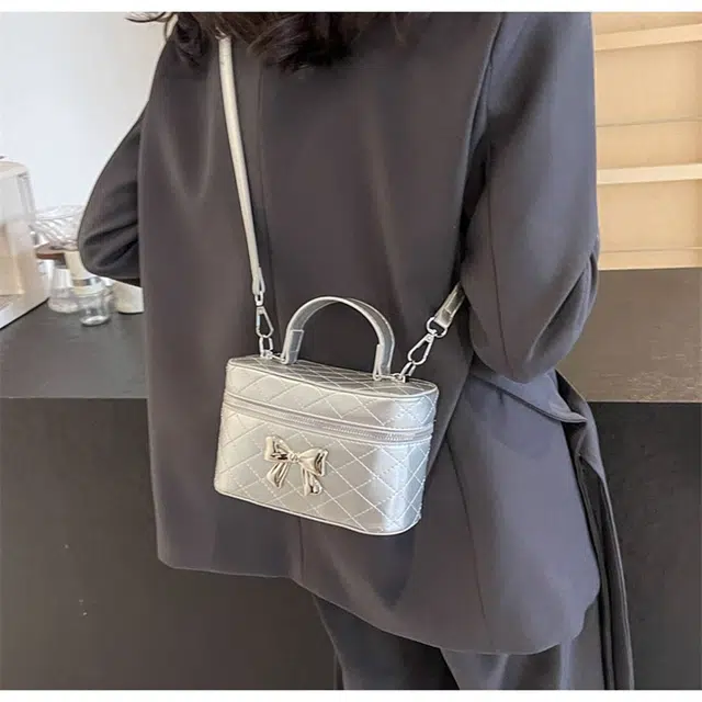 小熊依恋/韩版小众 时尚单肩 斜挎包 小方包 高级感手提 盒子包包