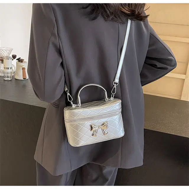 小熊依恋/韩版小众 时尚单肩 斜挎包 小方包 高级感手提 盒子包包