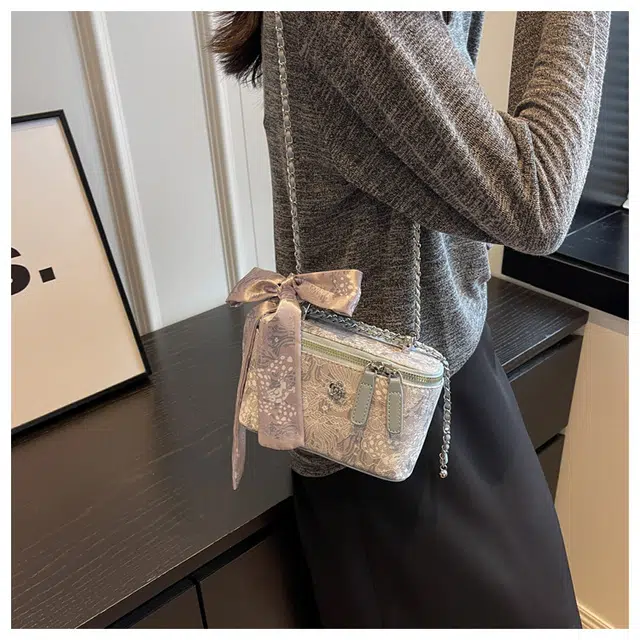 小熊依恋/链条单肩包 新款丝巾 斜挎女包 时尚盒子包 小众流行包包