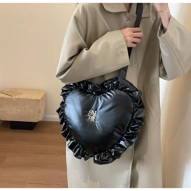 小熊依恋/新款潮小众 设计褶皱 花边可爱心包包 女士时尚 百搭单肩包 腋下包