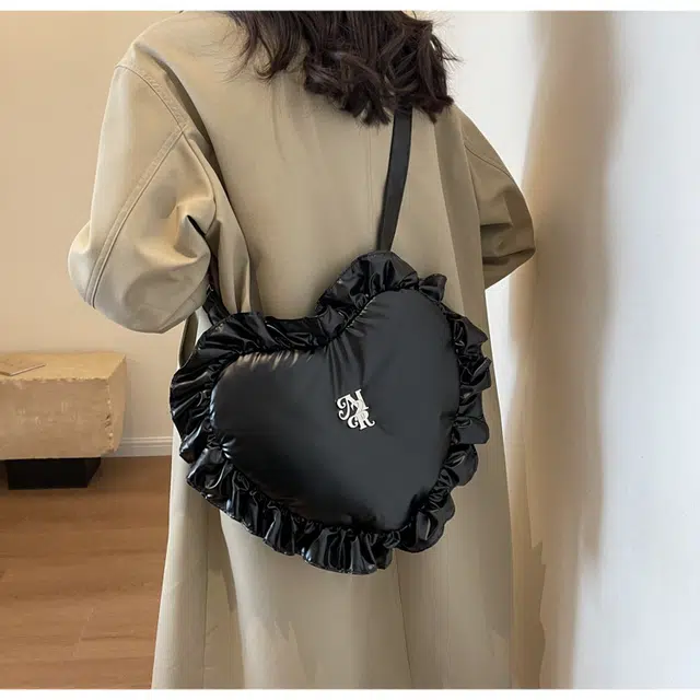 小熊依恋/新款潮小众 设计褶皱 花边可爱心包包 女士时尚 百搭单肩包 腋下包